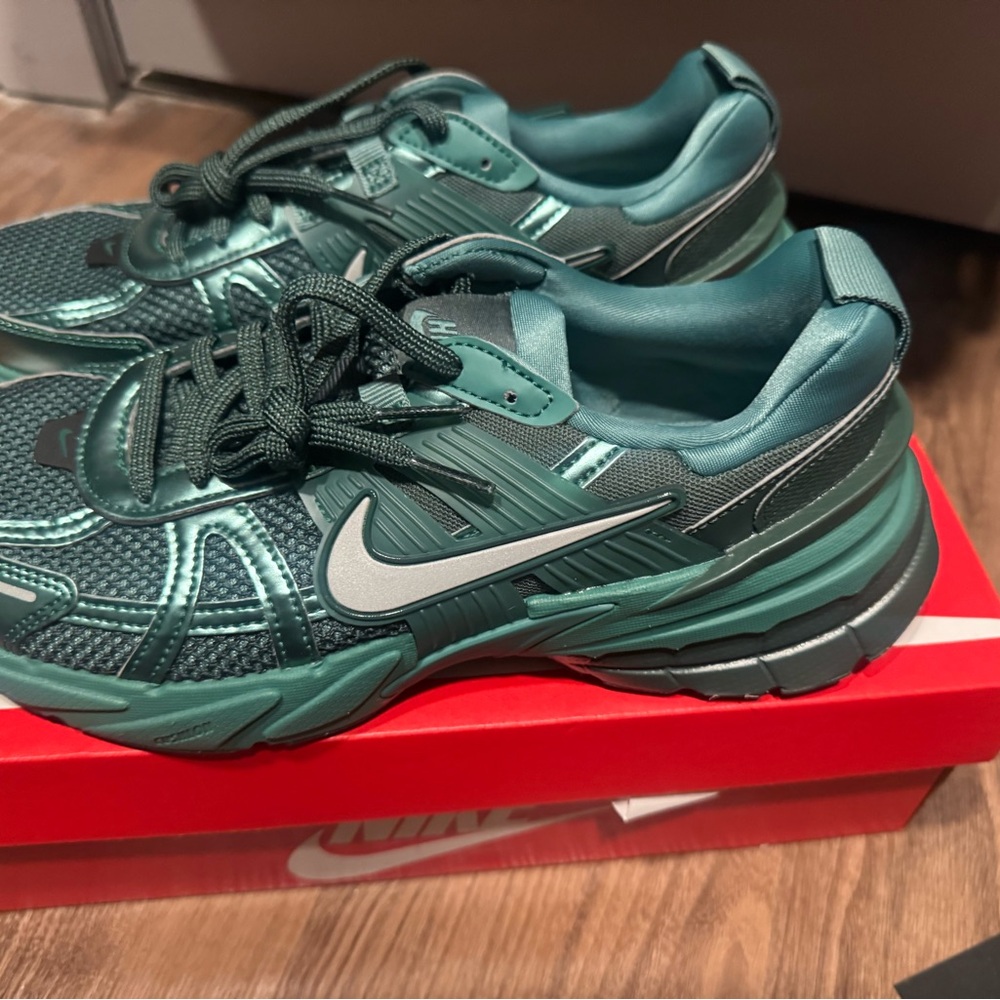 Nike V2K run bicoastal/metallic silver/vintage green